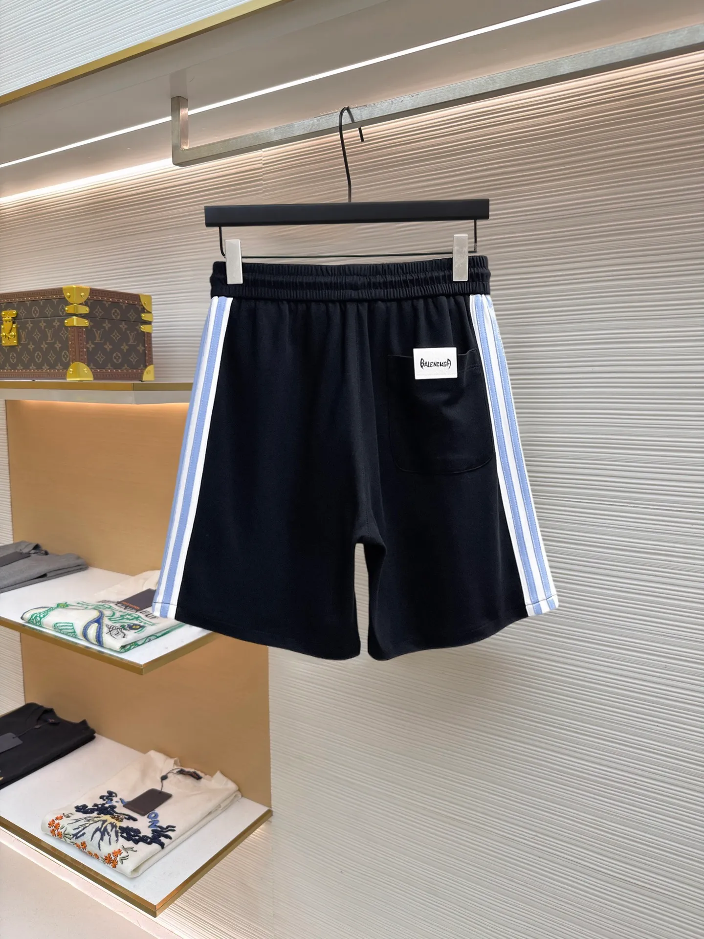 Balenciaga's three-standard complete 2026 summer New Arrival men's casual shorts, advanced custom-made Breathable fabric, Breathable fabric, extremely stretchy and comfortable, impeccable details, top-grade accessories, original logo design concept, delicate and soft feel! The upper body fit is awesome! Size: M-XXXL Please state your height and weight when ordering